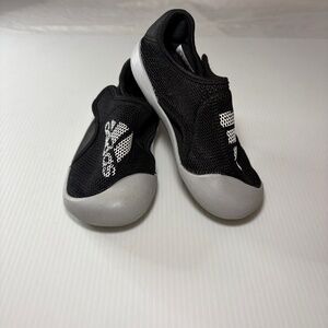 Adidas Boys Ozelia H04742 Black Running Shoes Sneakers Size 2